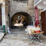 �Negozi� del genere sono visibili soprattutto in strada Arco Basso, alle spalle del Castello Svevo